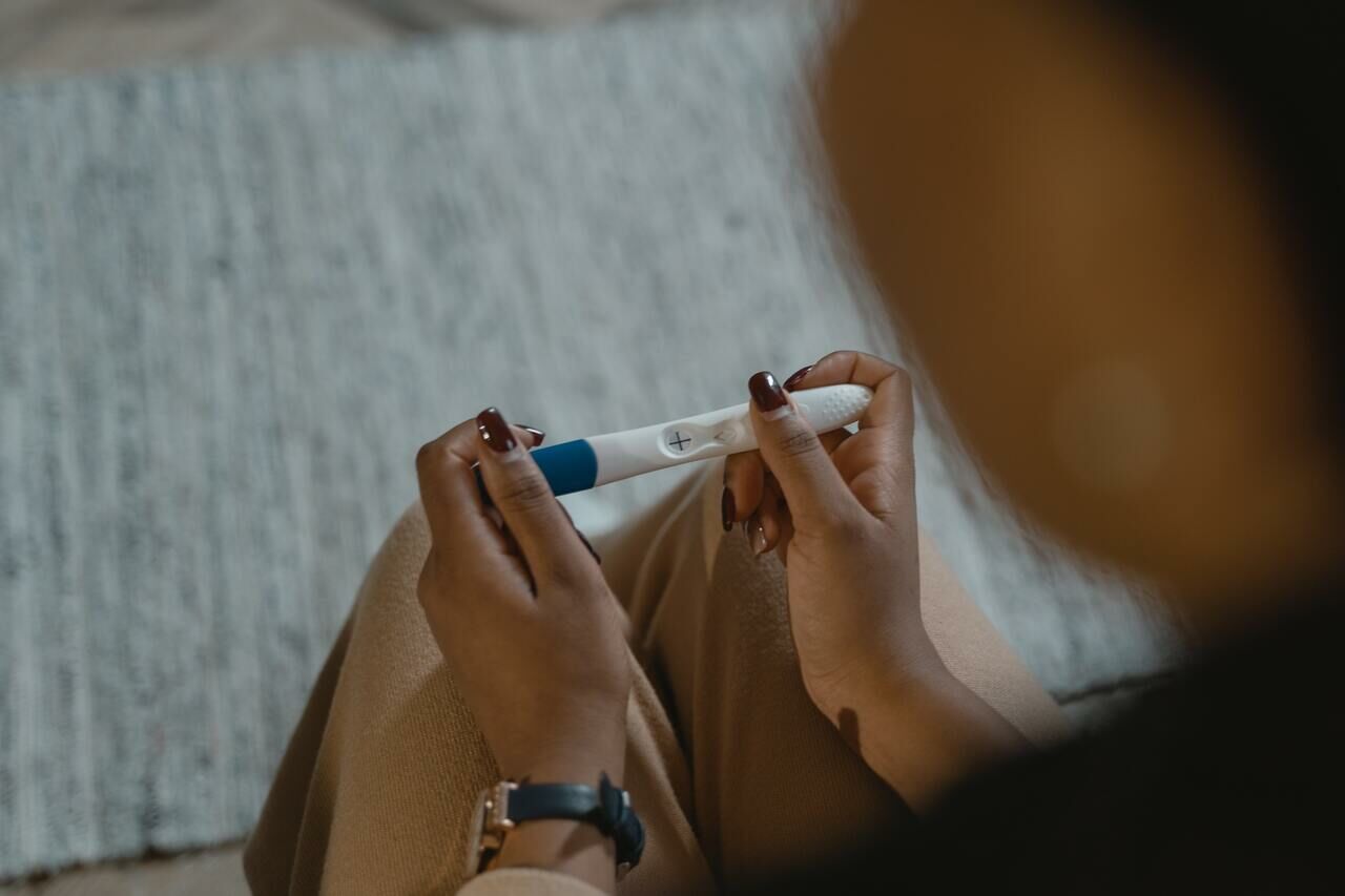 Gebelik testi genellikle insan koryonik gonadotropin (hCG) adı verilen bir hormonun varlığını kontrol eder.